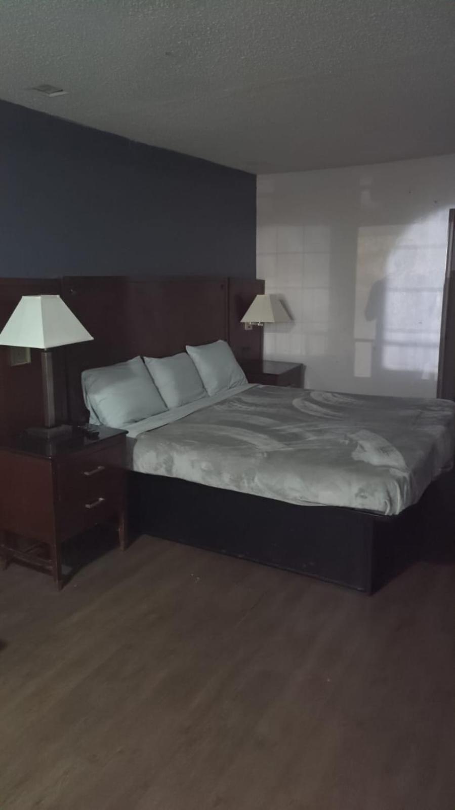 King Bed Hotel Room 215 Джаксън Екстериор снимка